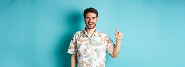 Turista Feliz Camisa Havaiana Sorrindo Apontando Dedo Para Cima Mostrando — Fotografia de Stock