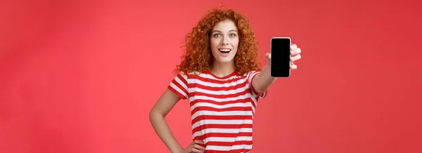 Vrolijke Aantrekkelijke Charismatische Europese Roodharige Meisje Krullend Kapsel Show Smartphone — Stockfoto