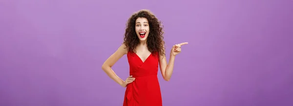 Portret Wesołej Radosnej Europejki Kręconą Fryzurą Czerwonej Sukni Wieczorowej Śmiejąc — Zdjęcie stockowe