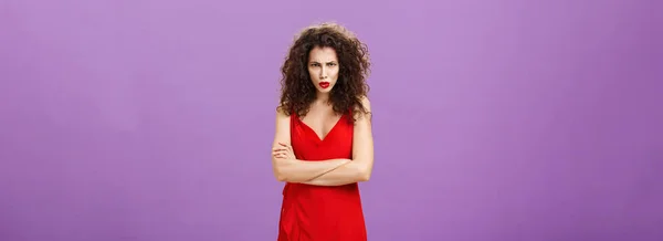 Студийный Снимок Недовольной Оскорбленной Возмущенной Женщины Элегантном Красном Вечернем Платье — стоковое фото