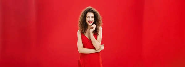 Appassionato Affascinante Donna Europea Sfondo Rosso Abito Elegante Con Acconciatura — Foto Stock