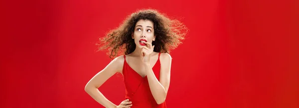 Endişeli Endişeli Kıvırcık Saçlı Kırmızı Gece Elbisesi Giymiş Parmağını Isıran — Stok fotoğraf