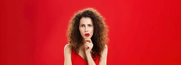 Συγκεντρωμένη Και Ανήσυχη Σοκαρισμένη Κουτσομπόλα Σγουρά Μαλλιά Πτυσσόμενα Χείλη Τρίψιμο — Φωτογραφία Αρχείου