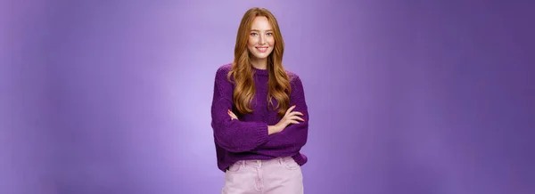 年轻而快乐的20多岁穿着紫色毛衣的生姜女孩的画像 手牵着手 面带微笑地穿过身体 自信地推动着跨越紫色墙壁的项目 — 图库照片
