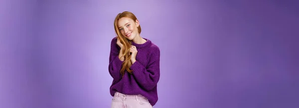 肩に頭を傾け 紫を背景に色白であるかのように可愛く官能的な笑顔で遊んでいる公開され 浮気女の赤毛の女性 — ストック写真