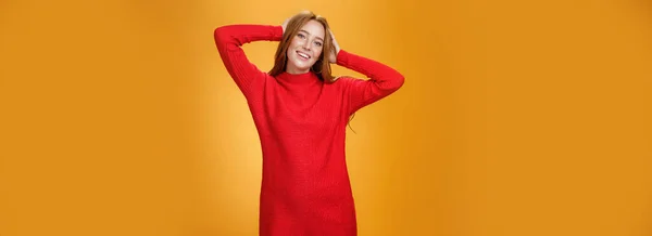 Lebensstil Romantisch Und Sinnlich Süße Ingwerfreundin Eleganten Warmen Roten Winterkleid — Stockfoto