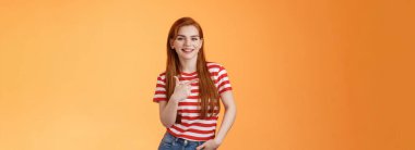 Kaygısız, modern 20 'li yaşlarda sohbet eden bayan öğrenciler sol fotokopi alanını tartışıyor, sol rahat pozu veriyor, neşeyle gülümsüyor, reklam ürünü tanıtıyor, turuncu arka plan..