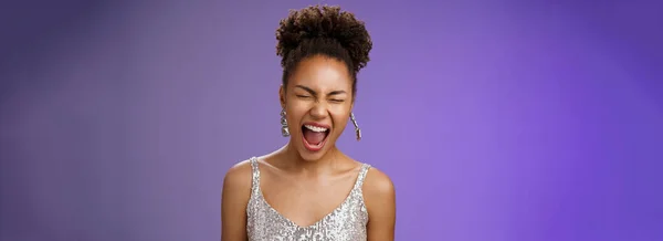 Joyful Goed Uitziende Afrikaans Amerikaanse Stijlvolle Jonge Vrouw Zilveren Avondjurk — Stockfoto