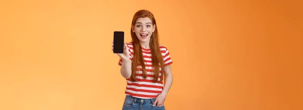 Podekscytowany Cute Wychodzących Ruda Kobieta Wrażenie Pokazując Aplikację Trzymać Smartfon — Zdjęcie stockowe