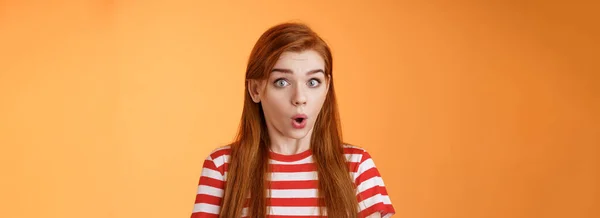 Beeindruckt Überrascht Rothaarige Mädchen Ziehen Erstaunt Gesicht Offenen Mund Keuchend — Stockfoto