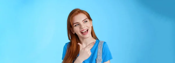 Freche Gut Aussehende Verträumte Rothaarige Studentin Erwägt Coole Performance Neigt — Stockfoto