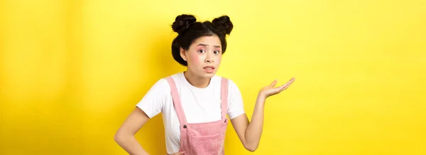 Confuso Asiático Adolescente Menina Com Maquiagem Brilhante Levantando Mão Para — Fotografia de Stock