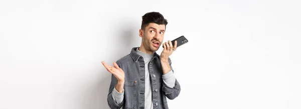 Snygg Stilig Man Talar Högtalartelefon Spela Röstmeddelande Med Smartphone Nära — Stockfoto