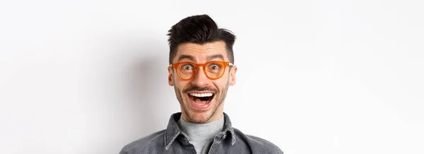 Entusiasmado Homem Engraçado Óculos Sorrindo Olhar Com Espanto Alegria Promo — Fotografia de Stock