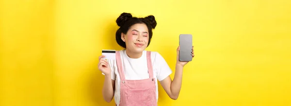 Online Winkelen Concept Gelukkig Aziatisch Meisje Tonen Lege Smartphone Scherm — Stockfoto