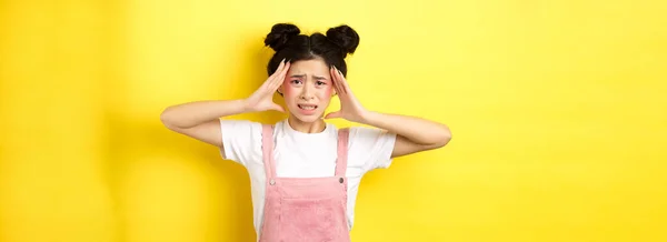 Frustrierte Asiatische Frau Berührt Kopf Und Sieht Beunruhigt Aus Hat — Stockfoto
