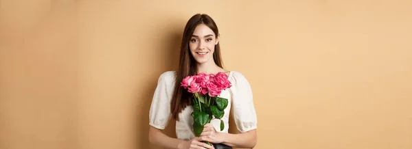 Romantische Valentinstag Konzept Schöne Junge Frau Hält Rosa Rosen Und — Stockfoto