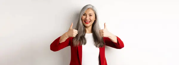 Porträtt Senior Asiatisk Kvinna Visar Tummen Upp Godkännande Bär Röd — Stockfoto