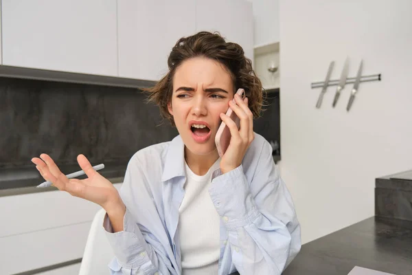 Retrato Mulher Discutindo Durante Telefonema Reclamando Alguém Pelo Telefone Sentado — Fotografia de Stock