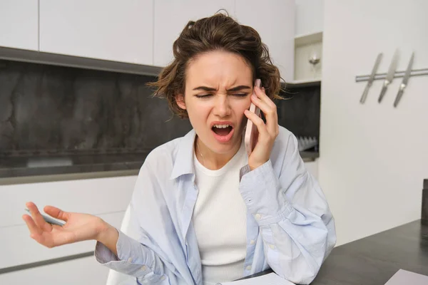 女人在电话中争吵 在电话中抱怨别人 在家里坐着 在智能手机中喊叫的形象 — 图库照片