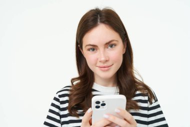 Cep telefonundan mesajlarını kontrol eden, akıllı telefon ekranına bakan bir kadının portresi.