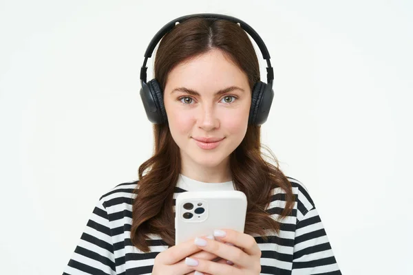 Image Brunette Young Woman Smiling Listening Music Headphones Watching Videos — Stock Photo, Image