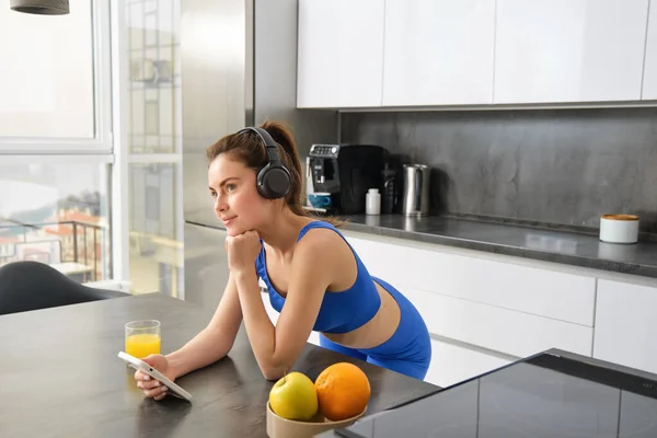 Tarz Sahibi Sporcu Kadın Portresi Kulaklıkla Müzik Dinlemek Akıllı Telefona — Stok fotoğraf