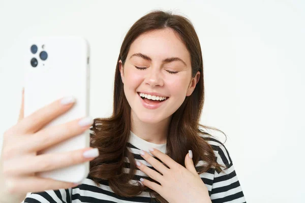 Portret Kobiety Śmiejącej Się Podczas Robienia Selfie Zabawnymi Filtrami Fotograficznymi — Zdjęcie stockowe