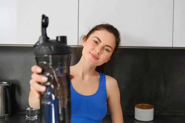 Portrait Beautiful Young Fitness Girl Offering You Water Bottle Drink — Stock Photo, Image