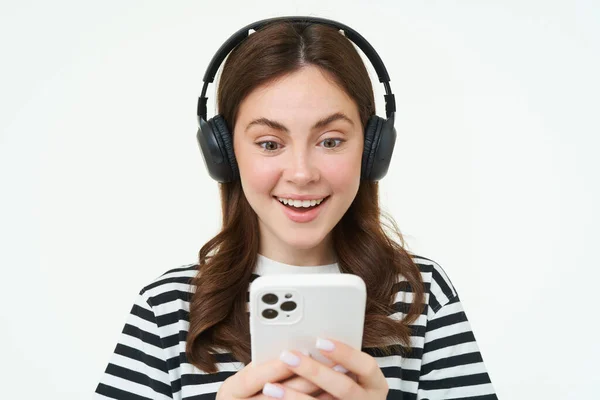 Junge Frau Mit Überraschtem Gesicht Blick Auf Smartphone Bildschirm Reagiert — Stockfoto