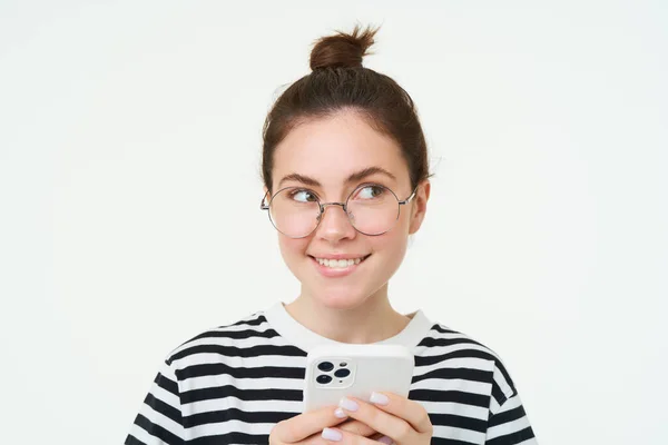 Изображение Молодой Женщины Очках Использующей Свой Мобильный Телефон Стоящей Смартфоном — стоковое фото