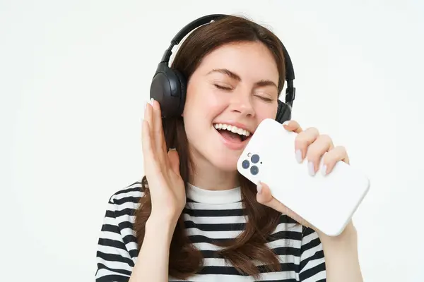 Retrato Menina Feliz Jogando Aplicativo Karaoke Cantando Microfone Smartphone Usando — Fotografia de Stock