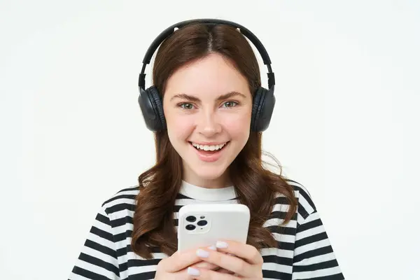 Imagem Uma Jovem Mulher Fones Ouvido Usando Smartphone Rindo Assistindo — Fotografia de Stock