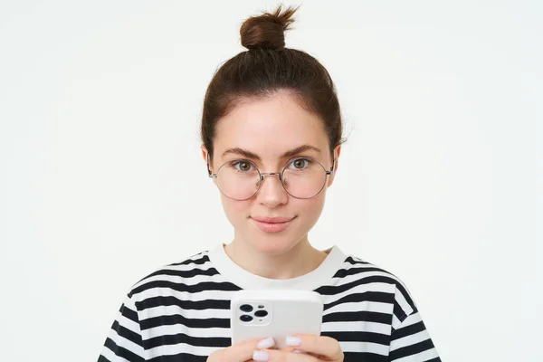 Retrato Bela Jovem Mulher Óculos Segurando Smartphone Usando Telefone Celular — Fotografia de Stock