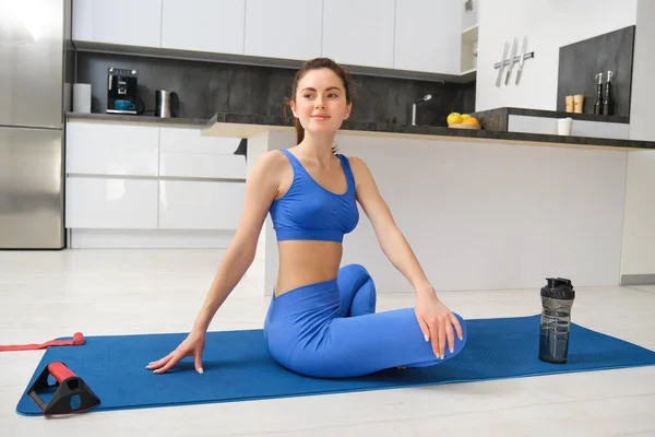 Imagen Mujer Hace Prácticas Yoga Desde Casa Sienta Una Alfombra —  Fotos de Stock