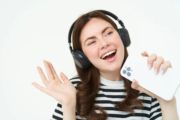 Tecnologia Redes Sociais Retrato Jovem Feliz Cantando Karaoke Tocando Aplicativo — Fotografia de Stock