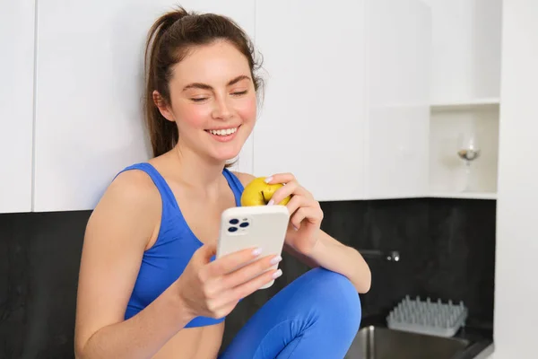Healthy Lifestyle Technology Young Beautiful Girl Fitness Instructor Looking Smartphone — Stock Photo, Image
