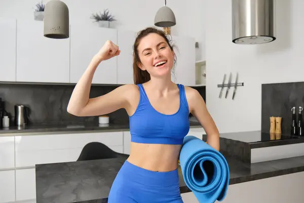 Gelukkig Jong Sporter Doet Fitness Thuis Houdt Yoga Mat Toont — Stockfoto