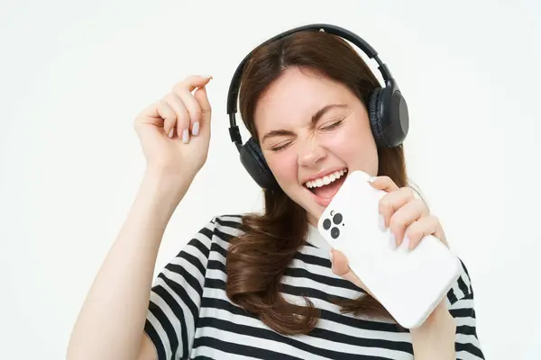 Mulher Despreocupada Cantando Microfone Smartphone Jogando Aplicativo Karaoke Móvel Divertindo — Fotografia de Stock