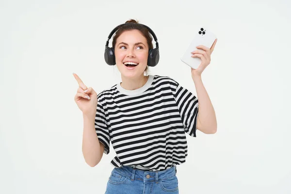 Retrato Mujer Morena Feliz Bailando Auriculares Escuchando Música Aplicación Móvil —  Fotos de Stock