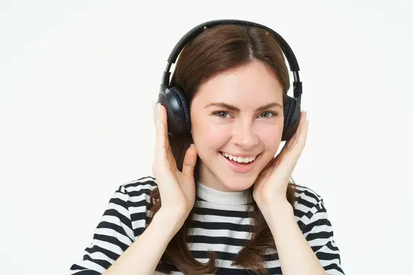 Portrait Femme Souriant Portant Des Écouteurs Sans Fil Écoutant Musique — Photo
