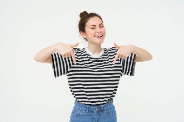 Aşağıda reklam gösteren kaygısız bir kadın, alttaki linki takip ediyor, beyaz arka planda duruyor..