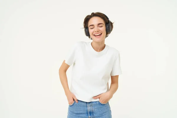 Retrato Modelo Femenina Joven Con Auriculares Escucha Música Sonríe Ríe —  Fotos de Stock