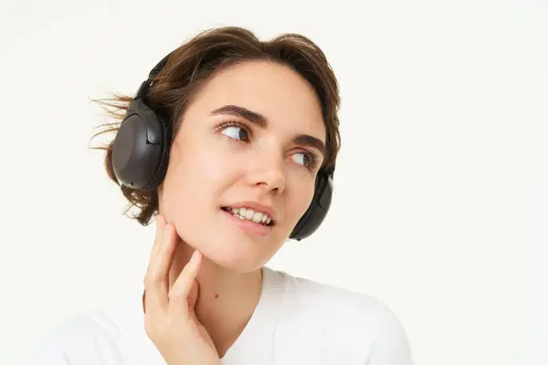 Bild Einer Jungen Modernen Frau Mit Drahtlosen Kopfhörern Die Über — Stockfoto