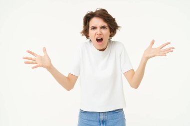 Öfke nöbeti geçiren, bağıran, çığlık atan, el sıkışan ve bağıran bir kadının portresi..