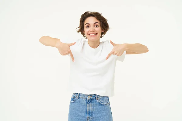 Портрет Милой Счастливой Молодой Женщины Указывающей Пальцами Вниз Показывающей Рекламу — стоковое фото