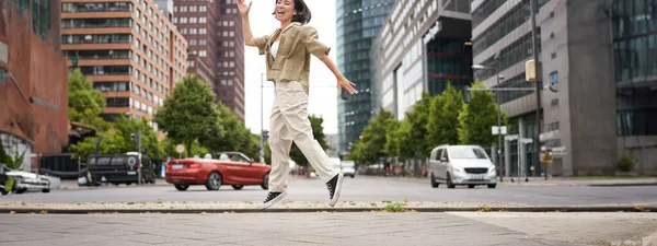 Портрет Щасливої Азійської Дівчини Яка Стрибає Танцює Центрі Міста Виставляючи — стокове фото