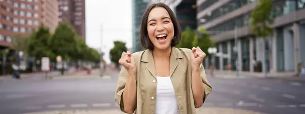 Feliz Chica Asiática Triunfando Las Calles Ciudad Bailando Desde Felicidad —  Fotos de Stock
