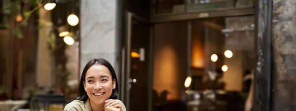 Portret Van Aziatisch Meisje Werkt Buiten Cafe Zit Met Laptop — Stockfoto