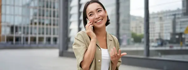Buněčné Spojení Mladá Asiatka Telefonuje Mluví Mobilním Telefonu Chodí Ulici — Stock fotografie